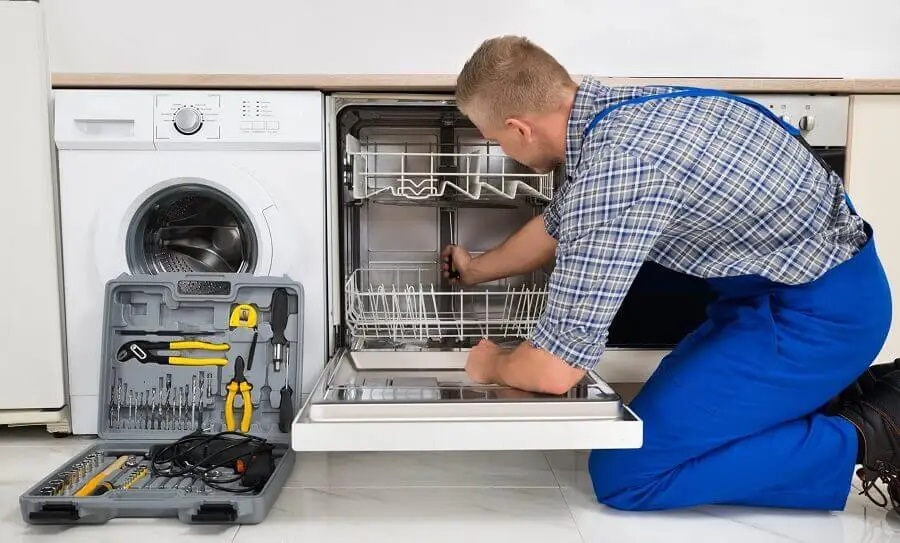 Gümüşova Hotpoint servisi teknisyen ekibi beyaz eşya tamiri yaparken